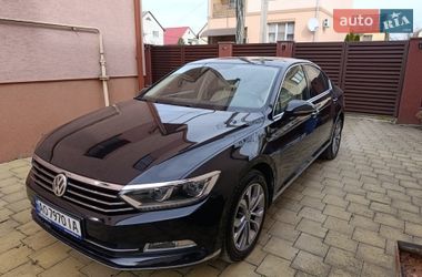 Седан Volkswagen Passat 2015 в Ужгороді