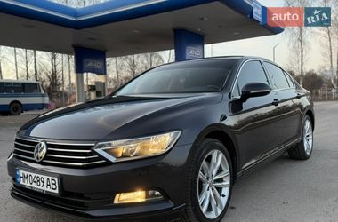 Седан Volkswagen Passat 2018 в Ромнах