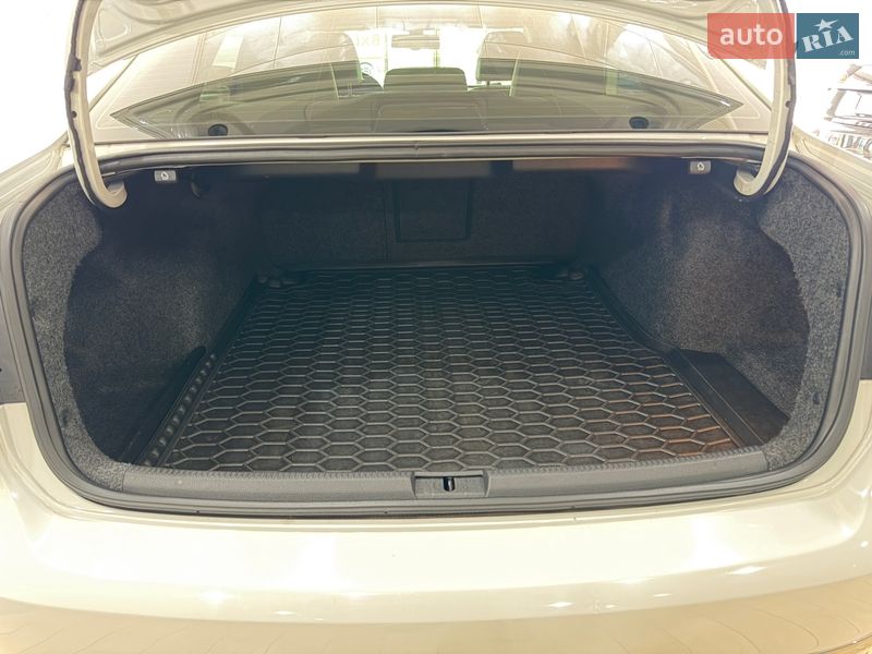 Седан Volkswagen Passat 2014 в Кривом Роге