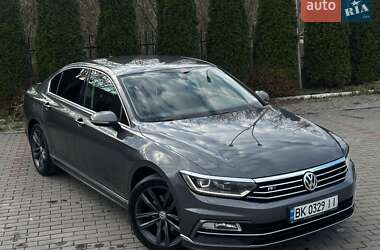 Седан Volkswagen Passat 2016 в Ровно