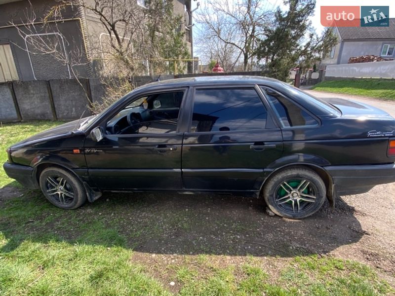 Седан Volkswagen Passat 1992 в Новоселице