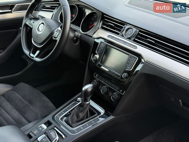 Седан Volkswagen Passat 2016 в Калуші