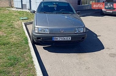 Універсал Volkswagen Passat 1989 в Пулинах