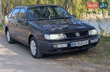 Седан Volkswagen Passat 1995 в Млинове
