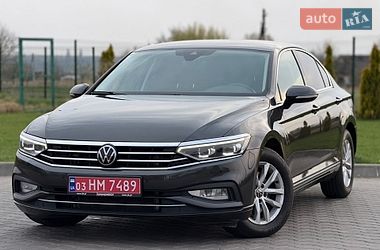 Седан Volkswagen Passat 2022 в Луцке