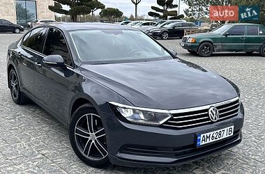 Седан Volkswagen Passat 2015 в Львові
