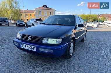 Седан Volkswagen Passat 1995 в Луцке