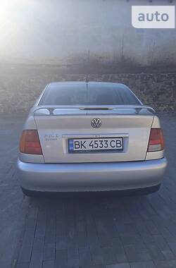 Седан Volkswagen Polo 2000 в Ровно