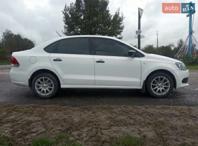 Седан Volkswagen Polo 2013 в Старій Вижівці