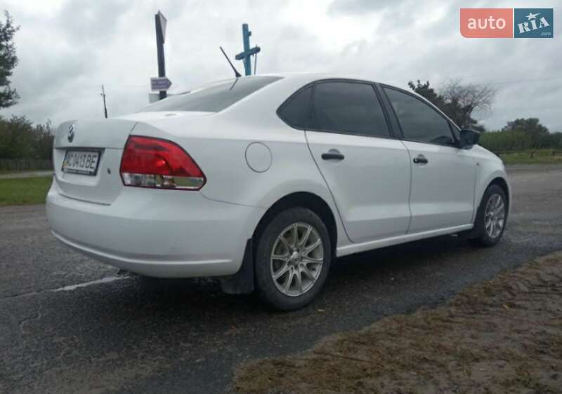 Седан Volkswagen Polo 2013 в Старій Вижівці