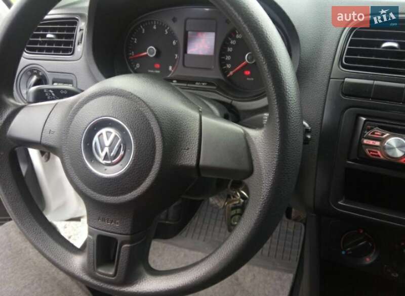 Седан Volkswagen Polo 2013 в Старій Вижівці