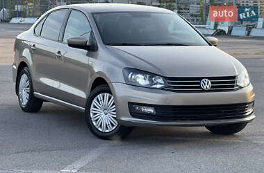 Седан Volkswagen Polo 2016 в Чернівцях