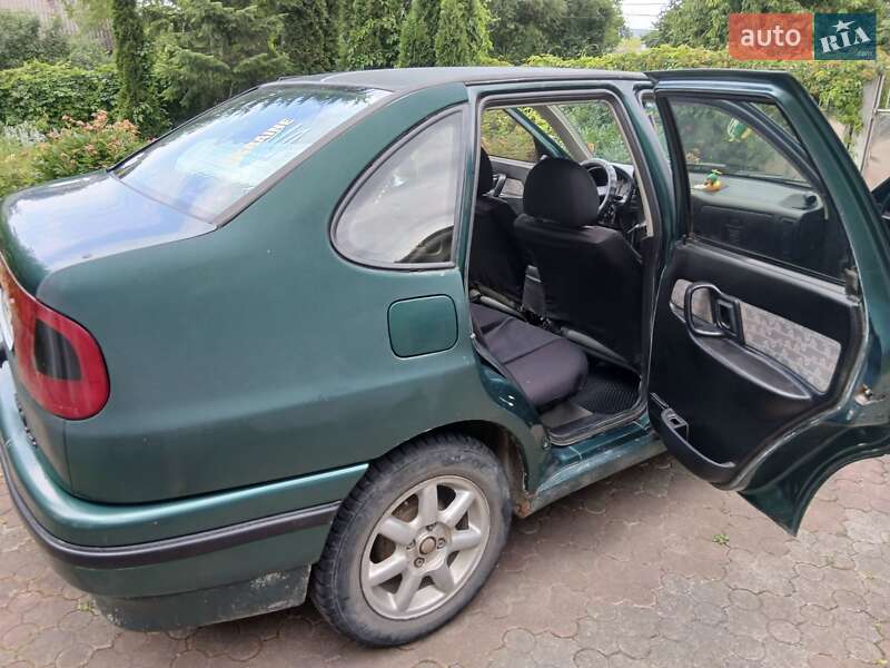 Седан Volkswagen Polo 1996 в Чернівцях