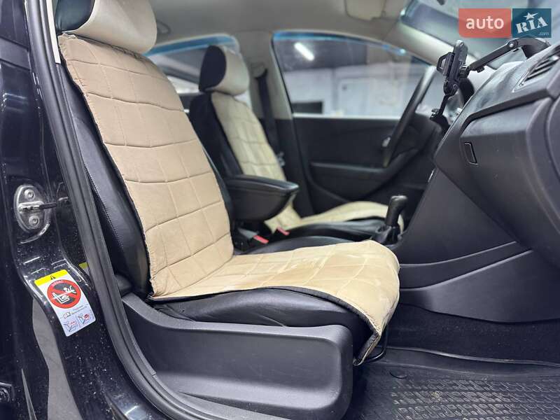 Седан Volkswagen Polo 2011 в Черновцах