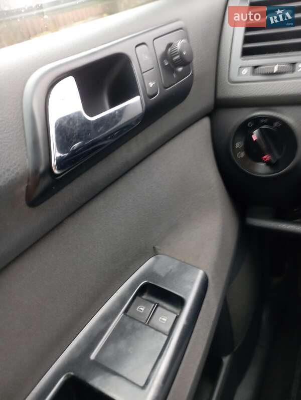 Хэтчбек Volkswagen Polo 2003 в Ужгороде