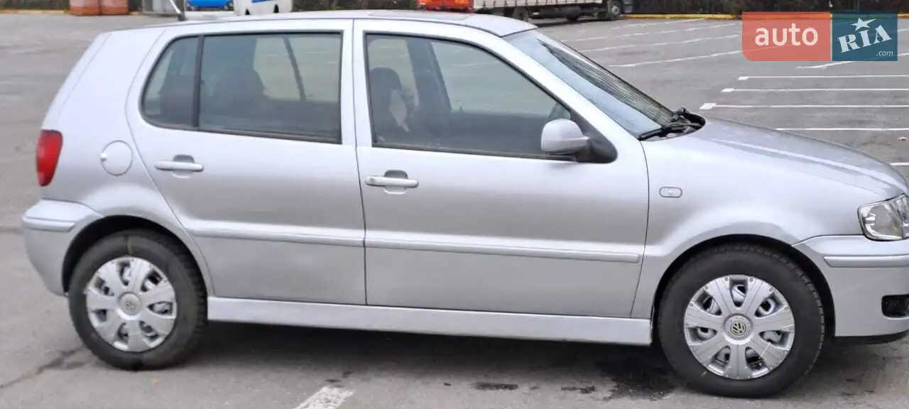 Продається надійний і економічний автомобіль Volkswagen Polo 2001 року випуску. Ідеальний варіант для міста. завдяки автоматичній коробці передач і компактним габаритам, а також газовій установці. Машина купувалася з пробігом 190 тис. Після покупки машина була приведена в порядок:
Капітальний ремонт двигуна, обслужена коробка передач, ремонт рульової рейки, замінений клапан ЄГР, замінений механізм ГРМ, замінений блок дросельної заслінки, замінений паливний насос, основна маса трубок і патрубків замінена, гальмівна система замінена (гальмівні диски - всі, гальмівні колодки всі, гальмівна рідина). Обслугована ходова - всі 4 амортизатори замінені і важелі, які вимагали заміни, також замінені.
В наявності два комплекти гуми - літо, зима на дисках.
Машина в хорошому технічному стані, але візуально має деякі потертості, подряпини, тому що машині 25 років. Від цього не втекти.
Не машина, а машинка. Дуже підійде молодій родині або дівчині/жінці. Легка в управлінні, автомат, коротун, скрізь поміститься.