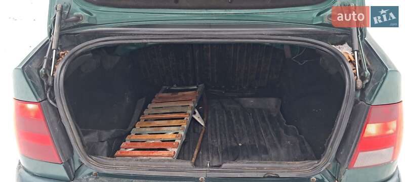 Седан Volkswagen Polo 1998 в Каневе