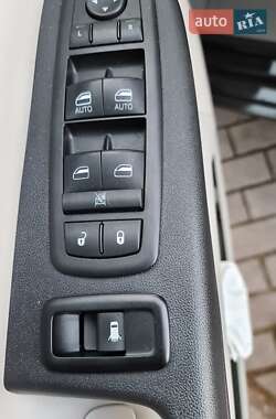 Мінівен Volkswagen Routan 2012 в 