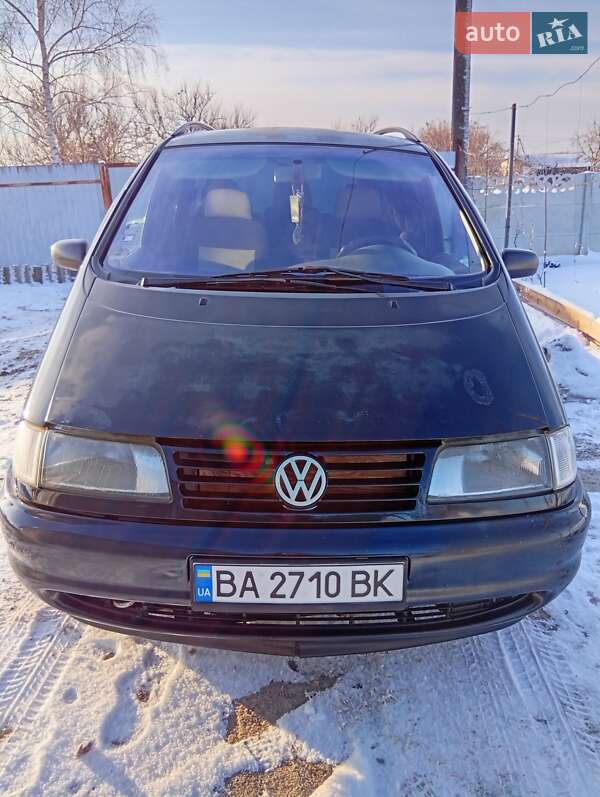 Минивэн Volkswagen Sharan 2000 в Петрове