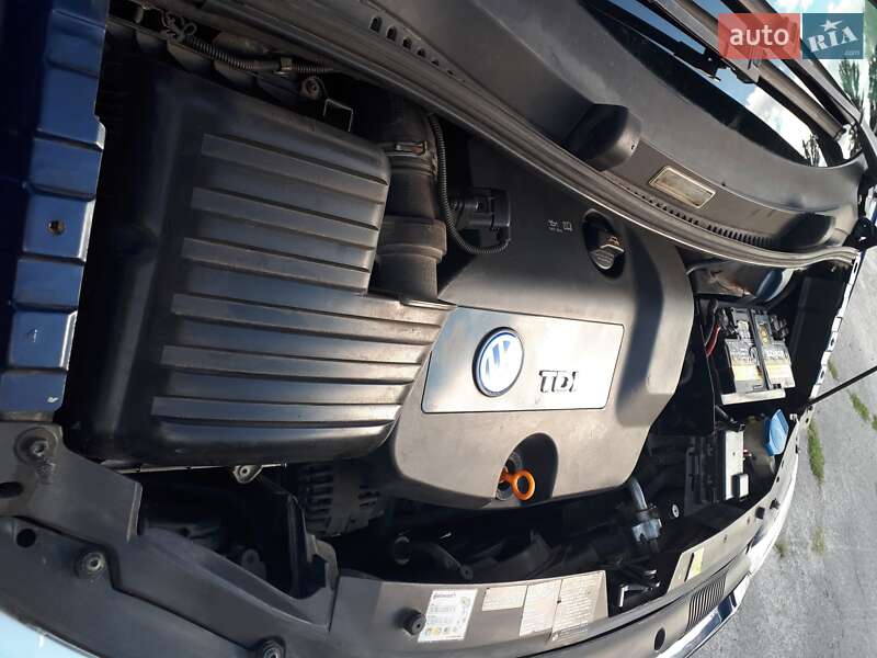 Минивэн Volkswagen Sharan 2004 в Киеве