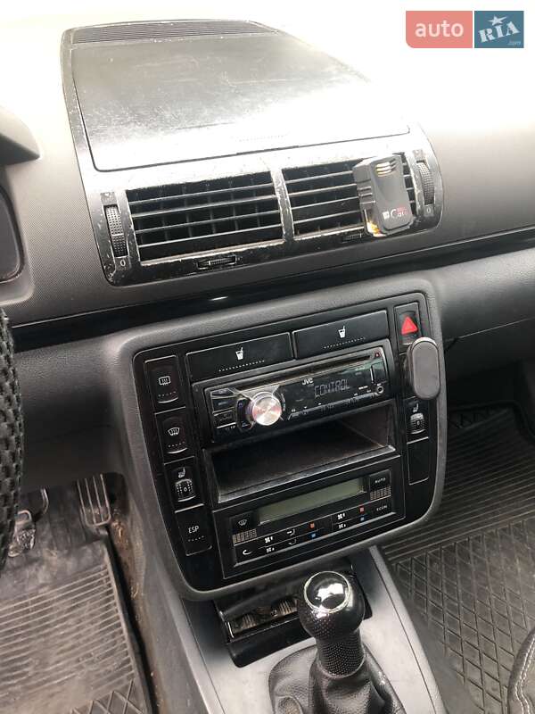 Минивэн Volkswagen Sharan 2001 в Краковце