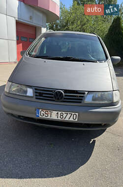 Минивэн Volkswagen Sharan 2000 в 