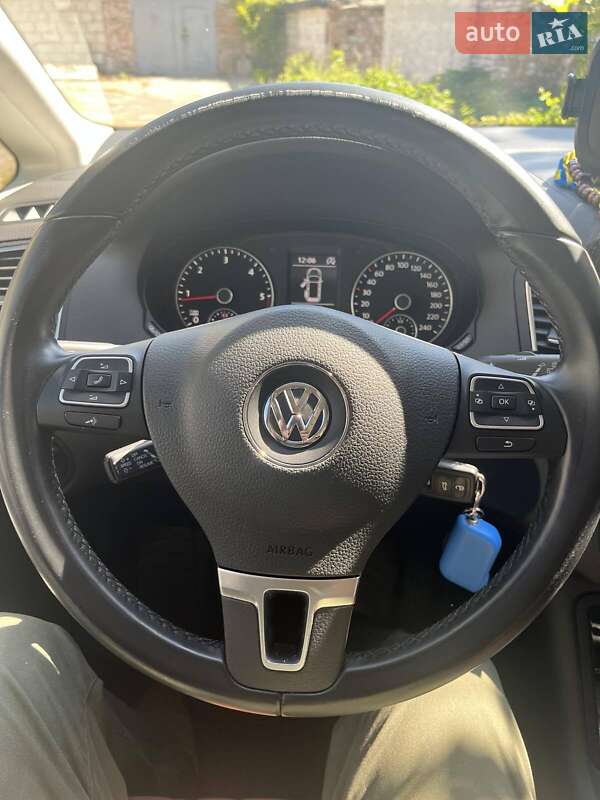 Минивэн Volkswagen Sharan 2015 в Киеве