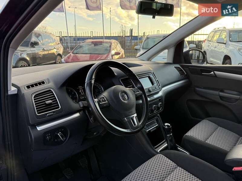 Минивэн Volkswagen Sharan 2015 в Киеве