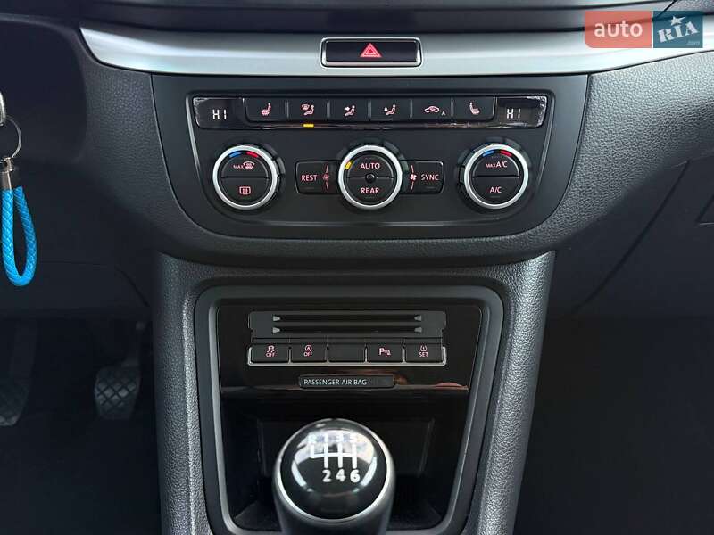 Минивэн Volkswagen Sharan 2015 в Киеве