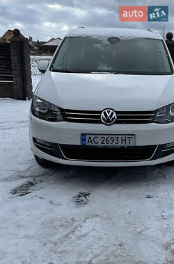 Минивэн Volkswagen Sharan 2012 в Цумани