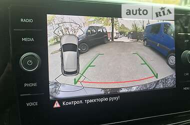 Внедорожник / Кроссовер Volkswagen T-Roc 2022 в 