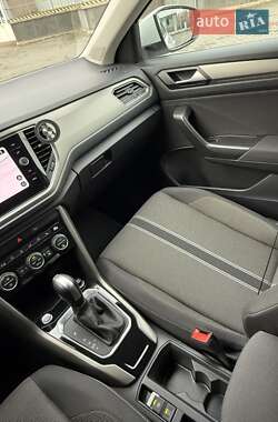 Внедорожник / Кроссовер Volkswagen T-Roc 2021 в 