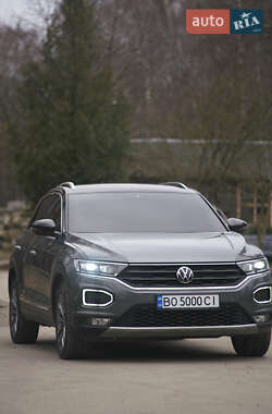 Внедорожник / Кроссовер Volkswagen T-Roc 2021 в 