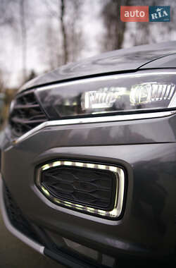 Внедорожник / Кроссовер Volkswagen T-Roc 2021 в 