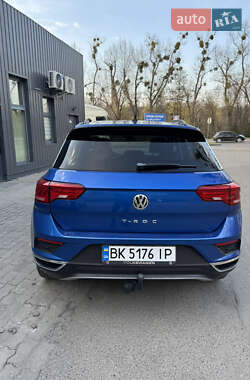 Внедорожник / Кроссовер Volkswagen T-Roc 2018 в 