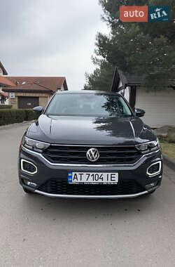 Внедорожник / Кроссовер Volkswagen T-Roc 2018 в 
