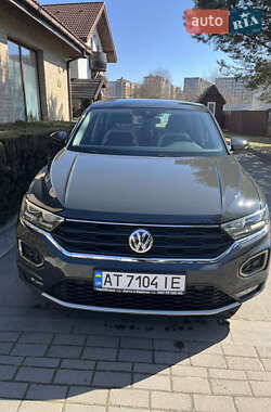 Внедорожник / Кроссовер Volkswagen T-Roc 2018 в 