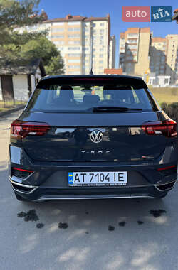 Внедорожник / Кроссовер Volkswagen T-Roc 2018 в 