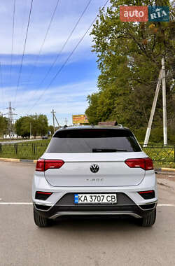 Внедорожник / Кроссовер Volkswagen T-Roc 2021 в 