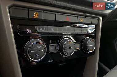 Позашляховик / Кросовер Volkswagen T-Roc 2021 в 