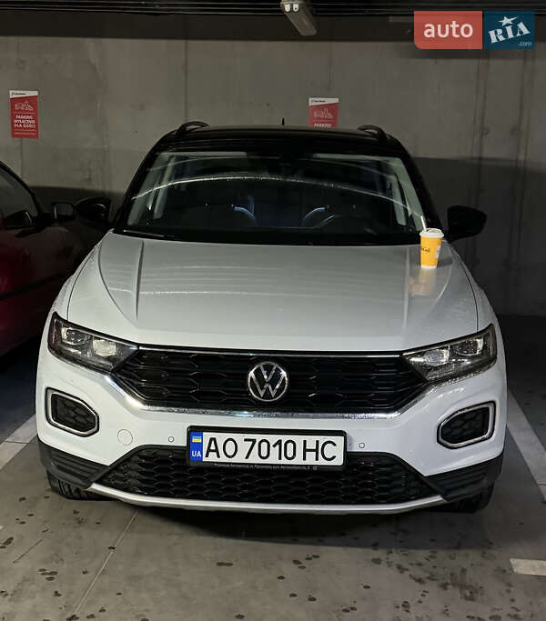 Внедорожник / Кроссовер Volkswagen T-Roc 2021 в 