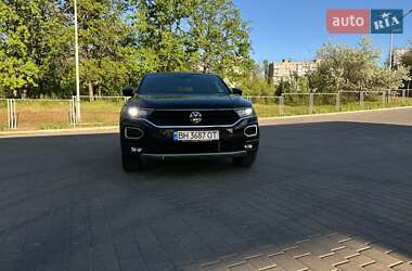 Внедорожник / Кроссовер Volkswagen T-Roc 2021 в 