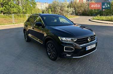 Внедорожник / Кроссовер Volkswagen T-Roc 2021 в 