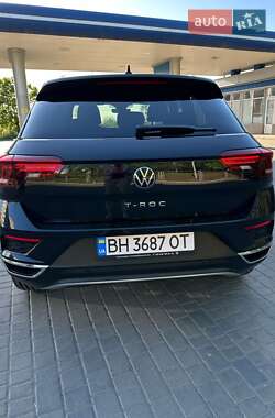Внедорожник / Кроссовер Volkswagen T-Roc 2021 в 