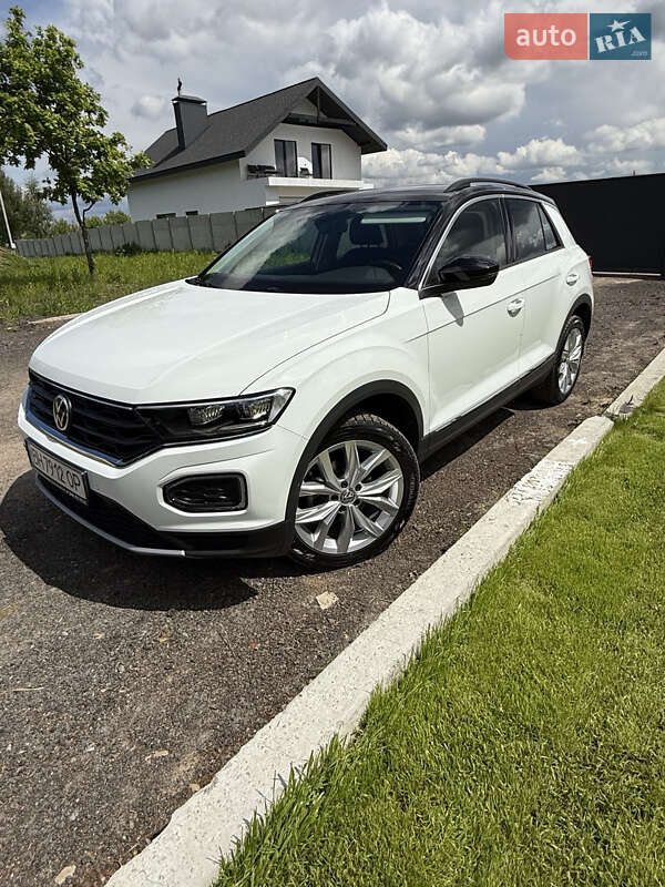 Внедорожник / Кроссовер Volkswagen T-Roc 2021 в 