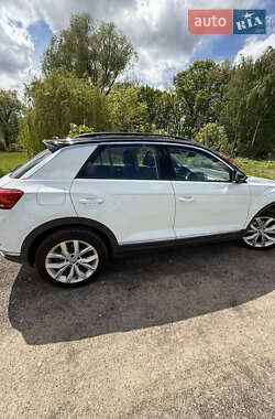 Внедорожник / Кроссовер Volkswagen T-Roc 2021 в 
