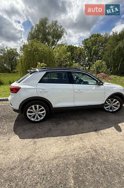 Внедорожник / Кроссовер Volkswagen T-Roc 2021 в 