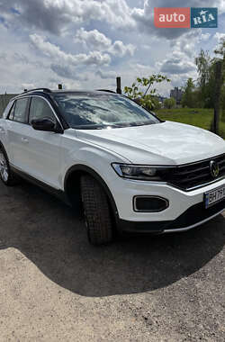 Внедорожник / Кроссовер Volkswagen T-Roc 2021 в 