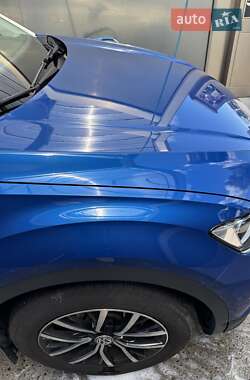 Позашляховик / Кросовер Volkswagen T-Roc 2019 в 