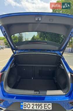 Внедорожник / Кроссовер Volkswagen T-Roc 2021 в 